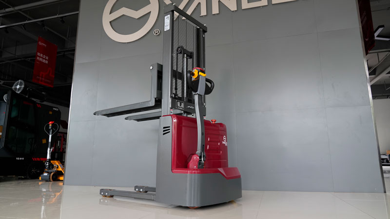 電動叉車與燃?xì)獠孳嚕耗膫€更高效